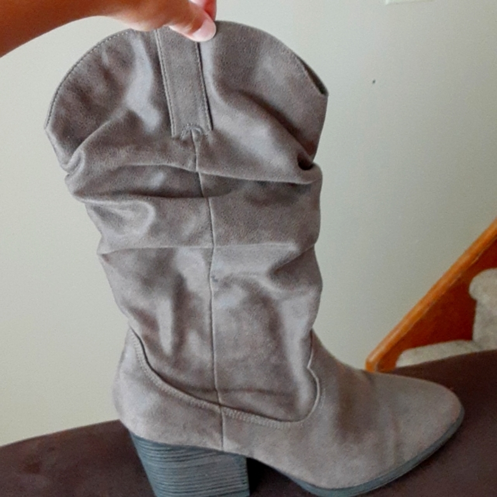 Heeled boots frome bamboo